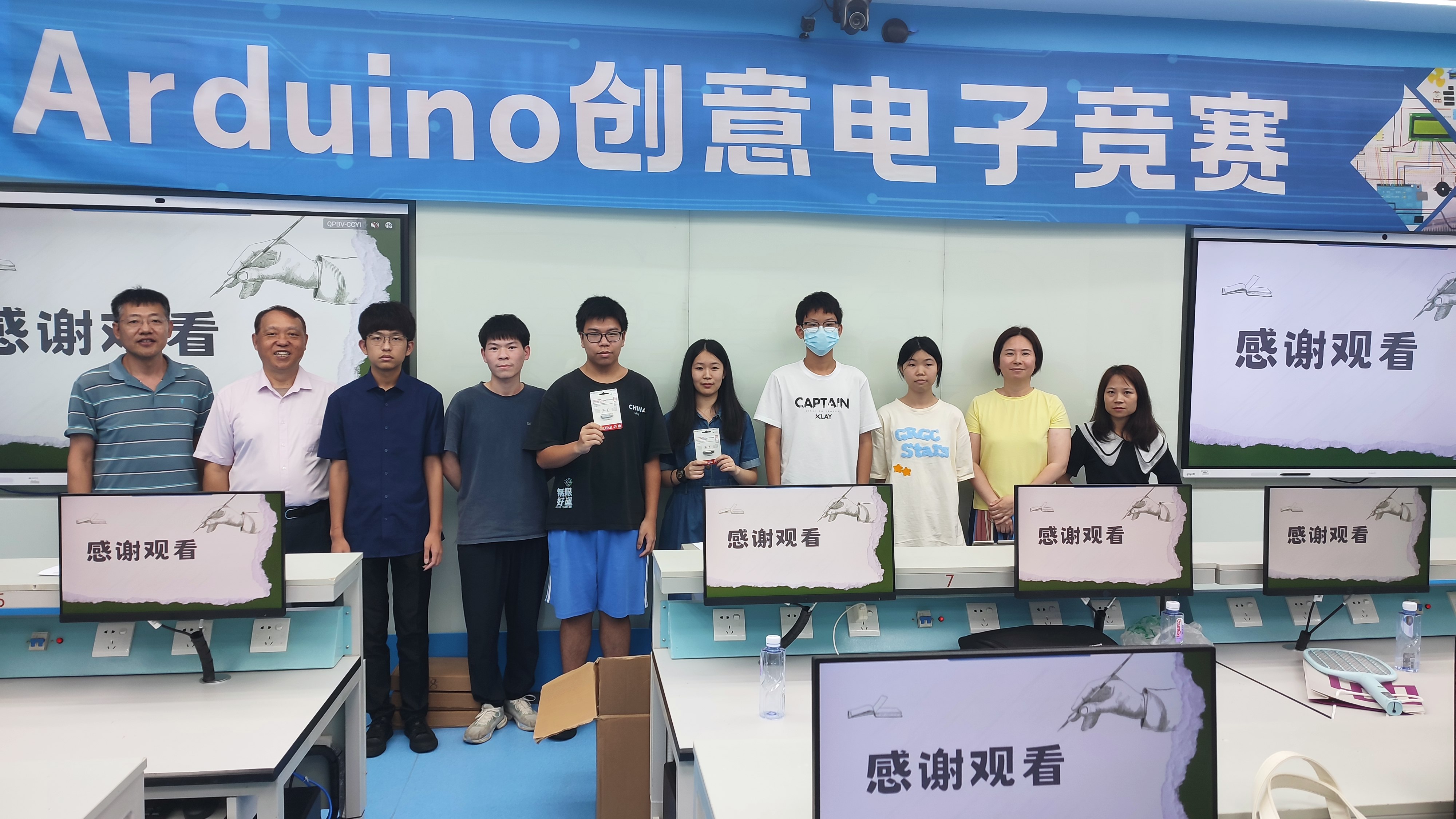 获奖选手与专家老师合影留念.jpg